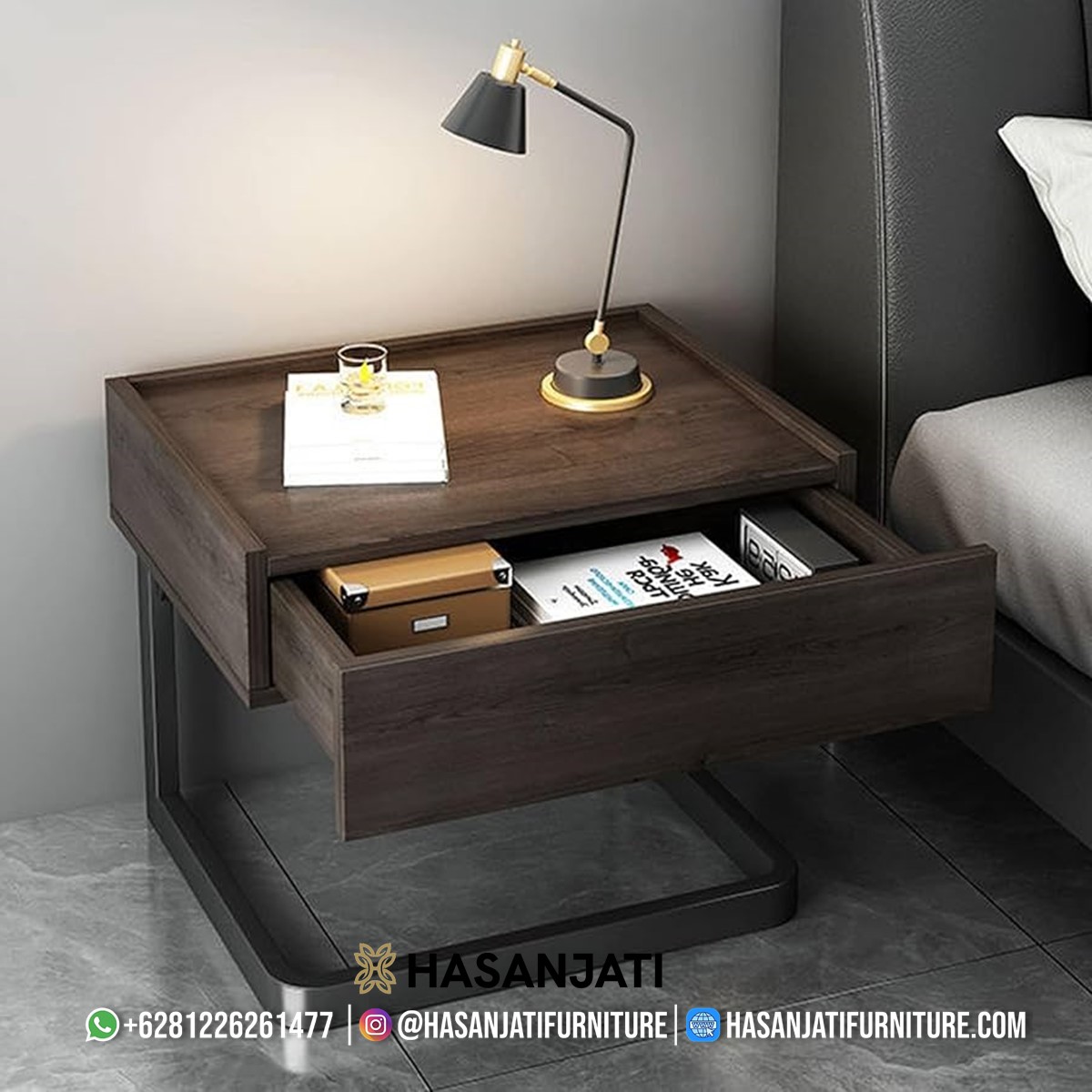Nakas minimalis satu laci kayu jati warna coklat natural dengan kaki besi finishing hitam tampak depan