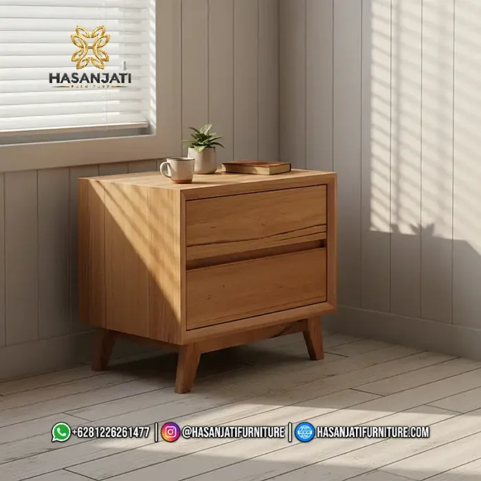 Tampilan dekat meja nakas lampu tidur minimalis dua laci warna kayu natural dengan sorotan cahaya matahari dari jendela produk Hasan Jati Furniture.