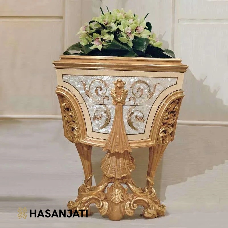 Nakas mewah ukiran Jepara dengan finishing emas dan motif kerang, desain klasik elegan untuk interior berkelas.