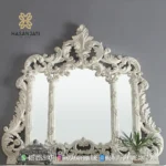 Bingkai pigura cermin hias dinding besar seri Evelina tipe tiga panel dengan sekat pilar ukir mewah produk Hasan Jati Furniture.