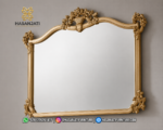 Detail bingkai pigura cermin hias dinding besar seri Aveline dengan mahkota ukiran keranjang bunga klasik warna emas leaf produk Hasan Furniture.