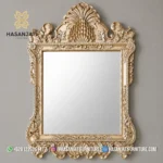 Detail bingkai pigura cermin hias dinding besar seri Prosecco dengan mahkota ukiran kipas daun palem rimbun warna emas produk Hasan Jati Furniture.