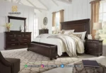Tampilan dekorasi dipan ranjang mewah seri Brynhurst dengan variasi bedcover putih bersih dan bangku storage bench di ujung kaki ranjang produk Hasan Jati Furniture.