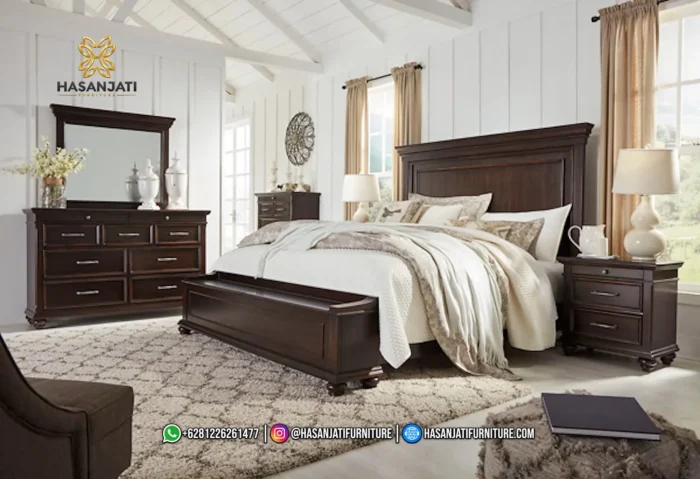 Tampilan dekorasi dipan ranjang mewah seri Brynhurst dengan variasi bedcover putih bersih dan bangku storage bench di ujung kaki ranjang produk Hasan Jati Furniture.