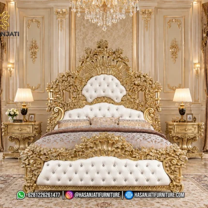 Tampak depan ranjang ukir mewah seri Bernadette Palace Gold dengan sandaran kulit putih kancing kristal dan sepasang nakas produk Hasan Jati Furniture.