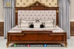 Tampilan dekorasi tampak depan dipan kasur dari set kamar tidur mewah seri Prestige Chinioti memperlihatkan pola serat kayu jati produk Hasan Jati Furniture.
