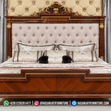 Tampilan dekorasi tampak depan dipan kasur dari set kamar tidur mewah seri Prestige Chinioti memperlihatkan pola serat kayu jati produk Hasan Jati Furniture.