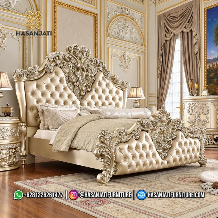 Tampilan dekorasi tampak miring samping ranjang ukir mewah seri Vatican Champagne Silver dengan sandaran kulit kancing tanam dan ukiran mahkota bunga produk Hasan Jati Furniture.