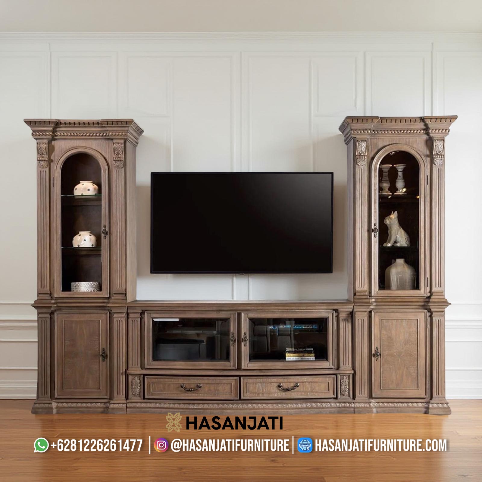 Set bufet TV kayu jati mewah model klasik, terdiri dari kabinet tengah dan dua lemari pajangan kaca ukiran Jepara.
