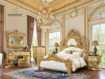 Set kamar tidur mewah seri Bernadette Palace Gold lengkap dengan kasur putih, nakas lampu, meja rias dresser, lemari laci susun tinggi, dan lampu gantung kristal produk Hasan Jati Furniture.