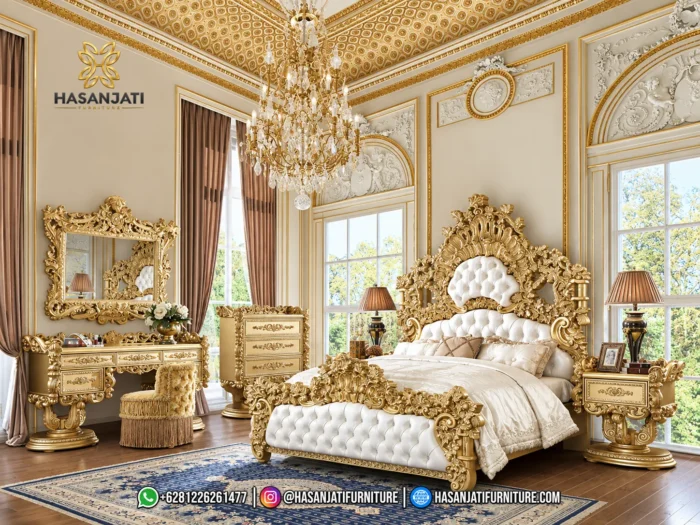 Set kamar tidur mewah seri Bernadette Palace Gold lengkap dengan kasur putih, nakas lampu, meja rias dresser, lemari laci susun tinggi, dan lampu gantung kristal produk Hasan Jati Furniture.