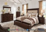 Set kamar tidur mewah seri Brynhurst Rich Walnut lengkap dengan dipan kasur storage bench, sepasang nakas, meja dresser 9 laci, cermin, dan lemari chest tinggi produk Hasan Jati Furniture.