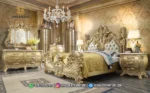 Set kamar tidur mewah seri Eastern Luxury Gold lengkap dengan dipan kasur emas, sepasang nakas, meja rias dresser, lemari kabinet tinggi, dan lampu gantung kristal produk Hasan Jati Furniture.
