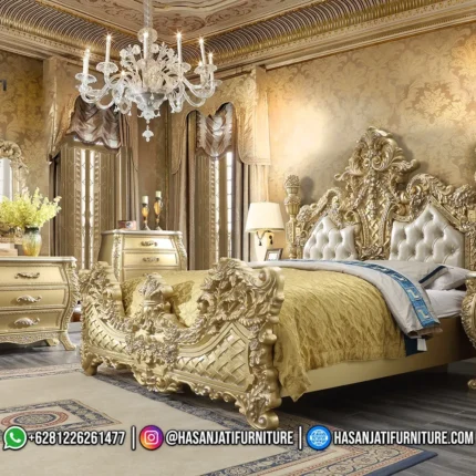 Set kamar tidur mewah seri Eastern Luxury Gold lengkap dengan dipan kasur emas, sepasang nakas, meja rias dresser, lemari kabinet tinggi, dan lampu gantung kristal produk Hasan Jati Furniture.
