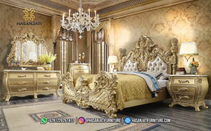 Set kamar tidur mewah seri Eastern Luxury Gold lengkap dengan dipan kasur emas, sepasang nakas, meja rias dresser, lemari kabinet tinggi, dan lampu gantung kristal produk Hasan Jati Furniture.