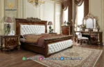 Tampilan dekorasi ruang set kamar tidur mewah tipe Monte Carlo dari sudut samping lengkap dengan nakas lampu dan meja rias produk Hasan Jati Furniture.
