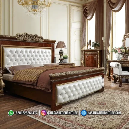 Tampilan dekorasi ruang set kamar tidur mewah tipe Monte Carlo dari sudut samping lengkap dengan nakas lampu dan meja rias produk Hasan Jati Furniture.