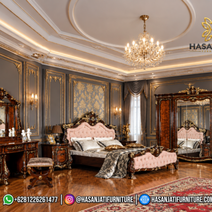 set kamar tidur jati mewah seri Montreal lengkap dengan dipan kasur pink, nakas laci, meja rias, dan lemari pakaian 5 pintu produk Hasan Jati Furniture.