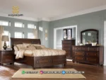 Set kamar tidur mewah seri Porter Vintage Brown lengkap dengan dipan kasur storage cokelat tua, sepasang nakas, meja kredenza rias, karpet lantai, dan lemari chest laci tinggi produk Hasan Jati Furniture
