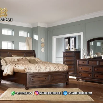 Set kamar tidur mewah seri Porter Vintage Brown lengkap dengan dipan kasur storage cokelat tua, sepasang nakas, meja kredenza rias, karpet lantai, dan lemari chest laci tinggi produk Hasan Jati Furniture