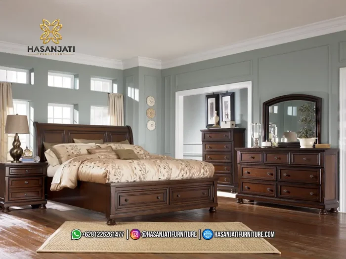 Set kamar tidur mewah seri Porter Vintage Brown lengkap dengan dipan kasur storage cokelat tua, sepasang nakas, meja kredenza rias, karpet lantai, dan lemari chest laci tinggi produk Hasan Jati Furniture