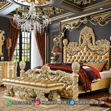 Set kamar tidur mewah seri Rowena Luxury Gold lengkap dengan dipan kasur emas, bench, sepasang nakas duco, lampu gantung kristal, dan meja rias produk Hasan Jati Furniture.