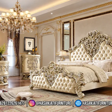 Set kamar tidur mewah seri Vatican dengan dipan kasur warna champagne silver, nakas bulat, meja rias, dan lampu gantung kristal produk Hasan Jati Furniture.