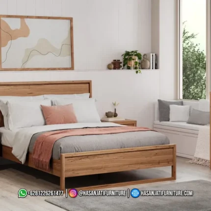 Set kamar tidur mewah seri Zephyr Modern Scandinavian lengkap dengan dipan kasur minimalis cokelat muda, sepasang nakas laci, karpet lantai abu-abu, dan lemari tallboy chest tinggi produk Hasan Jati Furniture