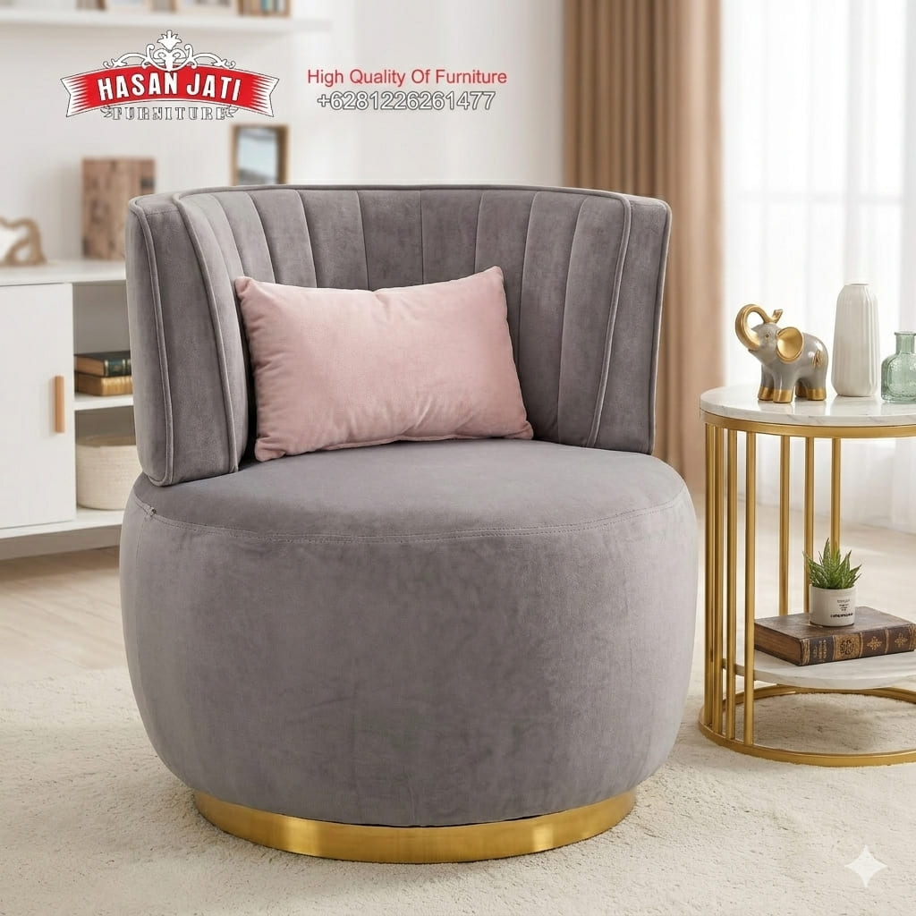 Set kursi aksen kain beludru hijau dengan kaki stainless steel warna emas, cocok untuk ruang tamu bergaya modern minimalis mewah.