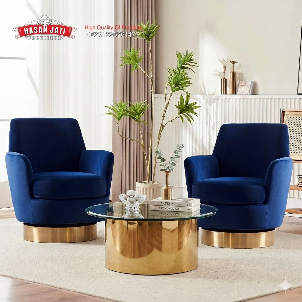 Set sepasang kursi Oduwa Accent Armchair putar bahan velvet biru dengan rangka stainless gold mirror, lengkap dengan meja kopi bundar minimalis mewah.