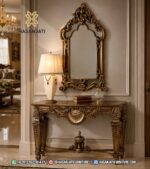 Set meja konsol mewah Jati Jepara seri Versailles warna emas dengan cermin dinding untuk dekorasi ruang tamu klasik.