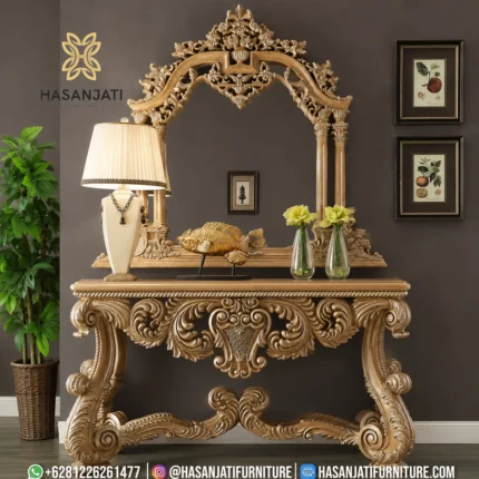 Tampilan penuh tampak depan set meja konsol mewah Royal Kingdom gold dengan detail ukiran tameng jaring tengah dan palang bawah silang di dinding ruang tamu.