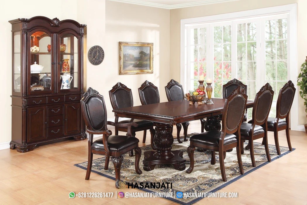Set meja makan jati ukir Jepara dengan detail ukiran halus khas Jepara dan kursi kulit elegan, menambah kesan mewah di ruang makan.