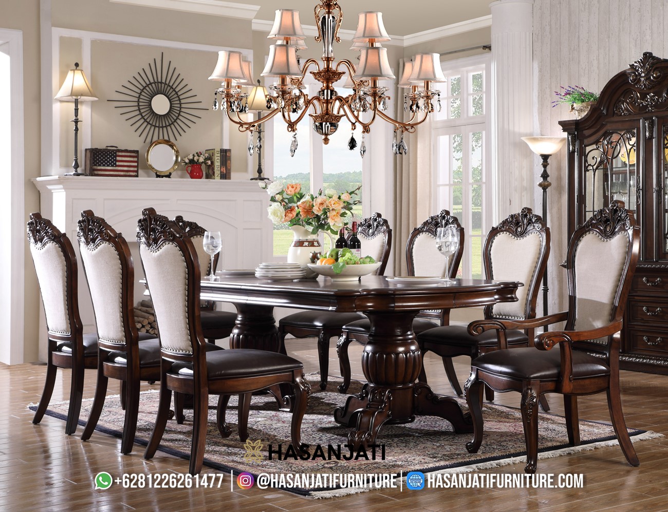 Set meja makan mewah klasik dari kayu jati ukiran Jepara dengan desain elegan dan kursi berlapis kain krem
