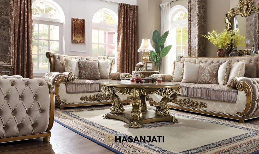 sofa tamu mewah ukiran Jepara warna gold elegan dalam ruangan