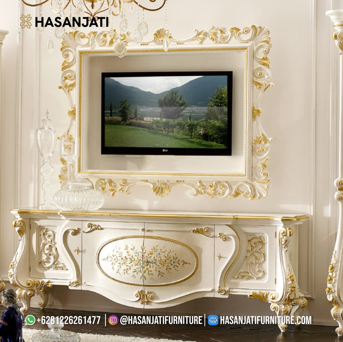 Tampilan Ruangan Bufet TV Klasik Putih Gold Ukiran Jepara dengan Bingkai TV Ukir